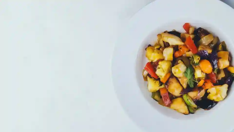 Gebratenes Gemüse mit Kräuter-Feta-Topping